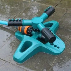 BENOBBY KIDS 360-Grad-verstellbarer 3-Arm-Rotationssprinkler Grasrasen-Selbstbewässerungssprinklerdüsen Gartenbewässerungsgerät Landwirtschaft, Grün, 1 Stück -Automatische Bewässerung Verkäufe 64375248 3